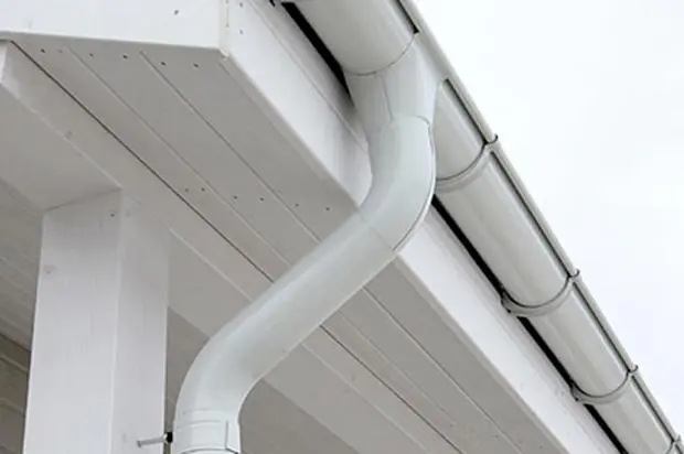 Calhas e rufos podem evitar infiltrações Calhas e rufos podem evitar infiltrações